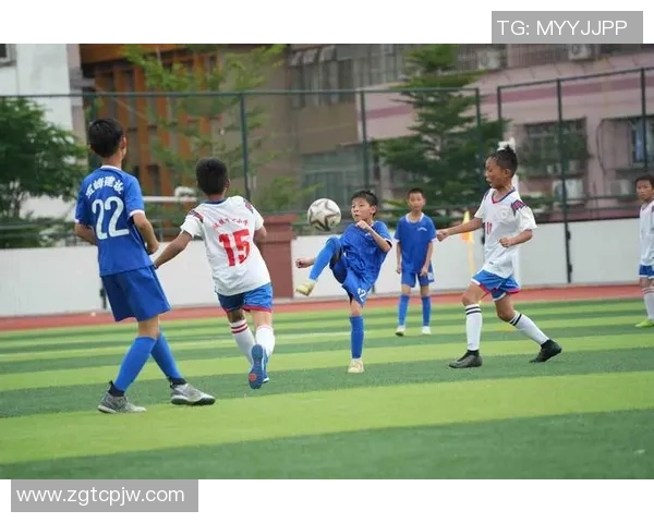 足球明星助力体育课创新教学模式提升学生运动兴趣与参与度