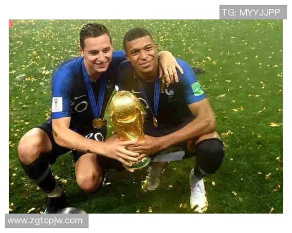 足球明星挑战极限在汽车上演绎精彩踢球瞬间引发热议与关注